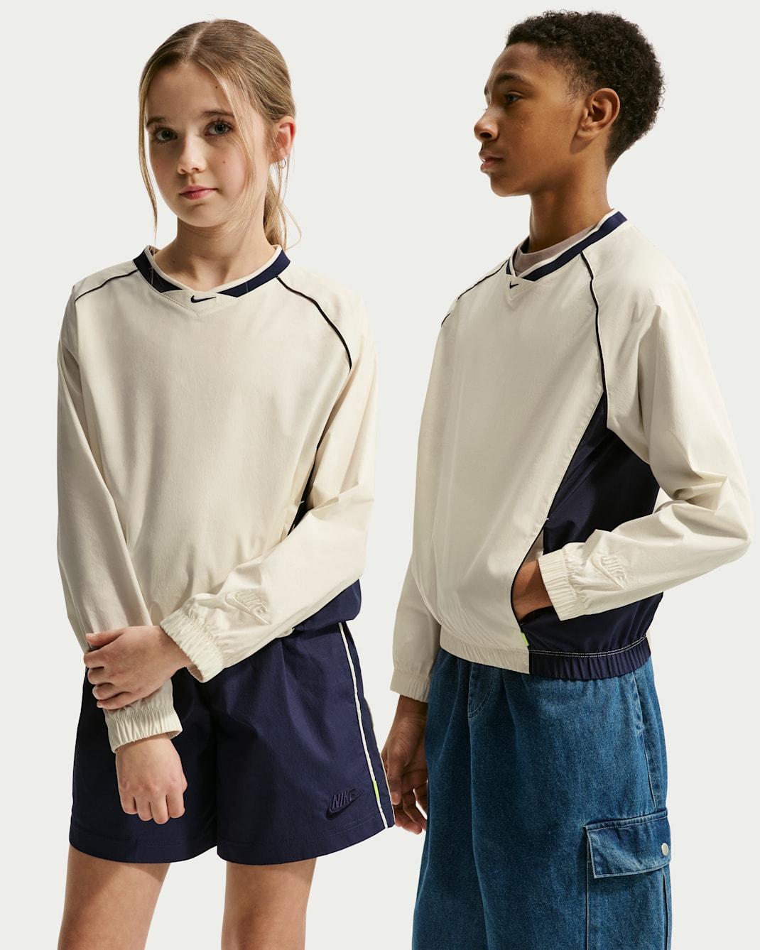 Nike Sportswear Older Kids' Woven V-Neck Long-Sleeve Top - Soft Pearl/Midnight Navy/Black/Soft Pearl