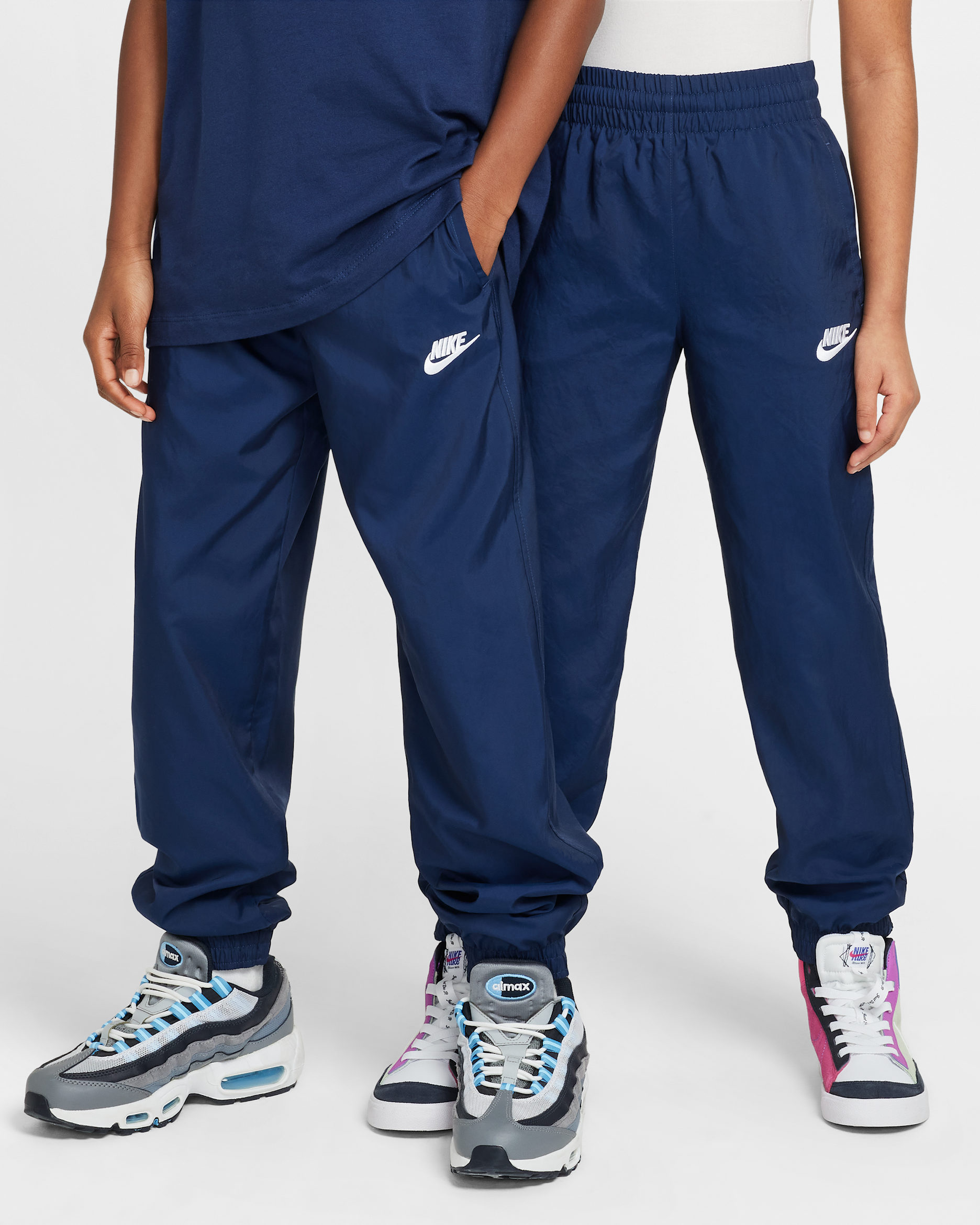 Nike Sportswear Club Older Kids' Woven Joggers - Midnight Navy/White