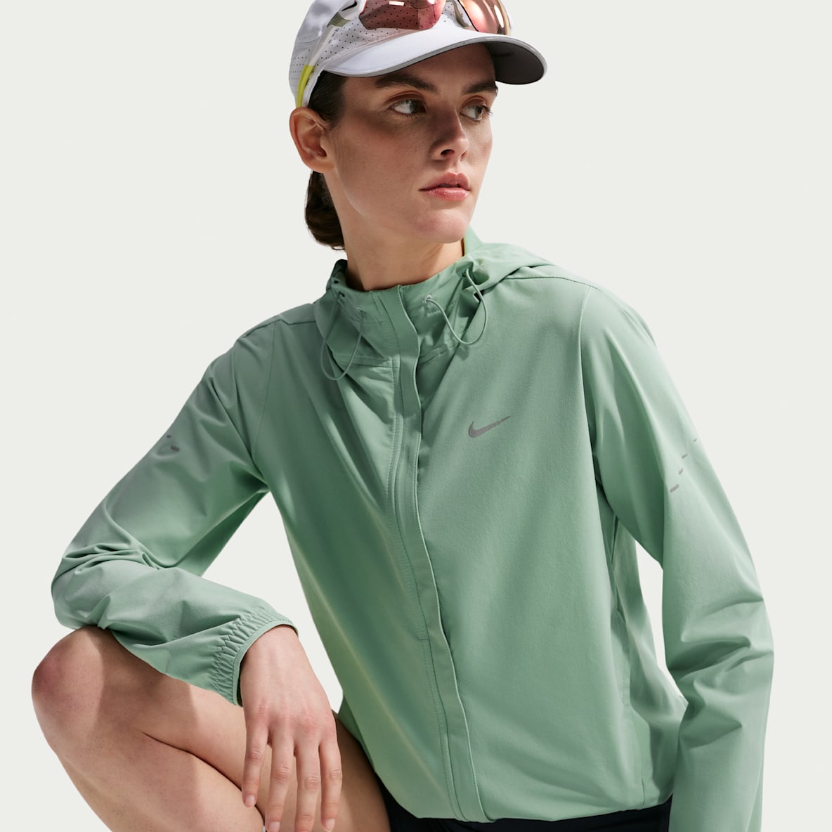 Nike Swift Chamarra de correr Repel plegable para mujer