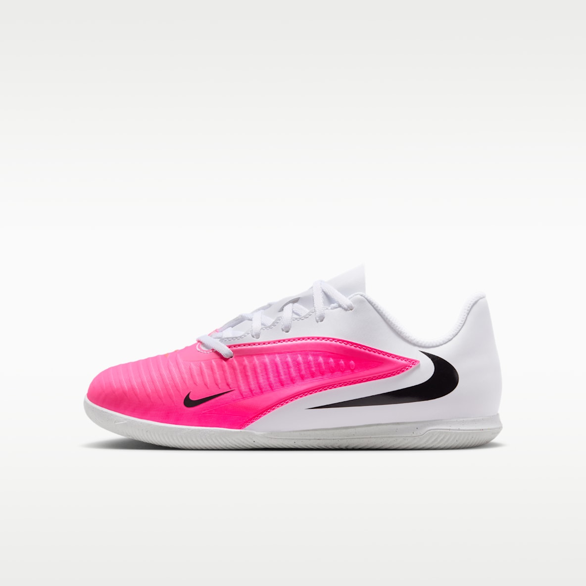 Nike Jr. Phantom 6 Low Club Tacos de futbol para cancha cubierta para niños grandes