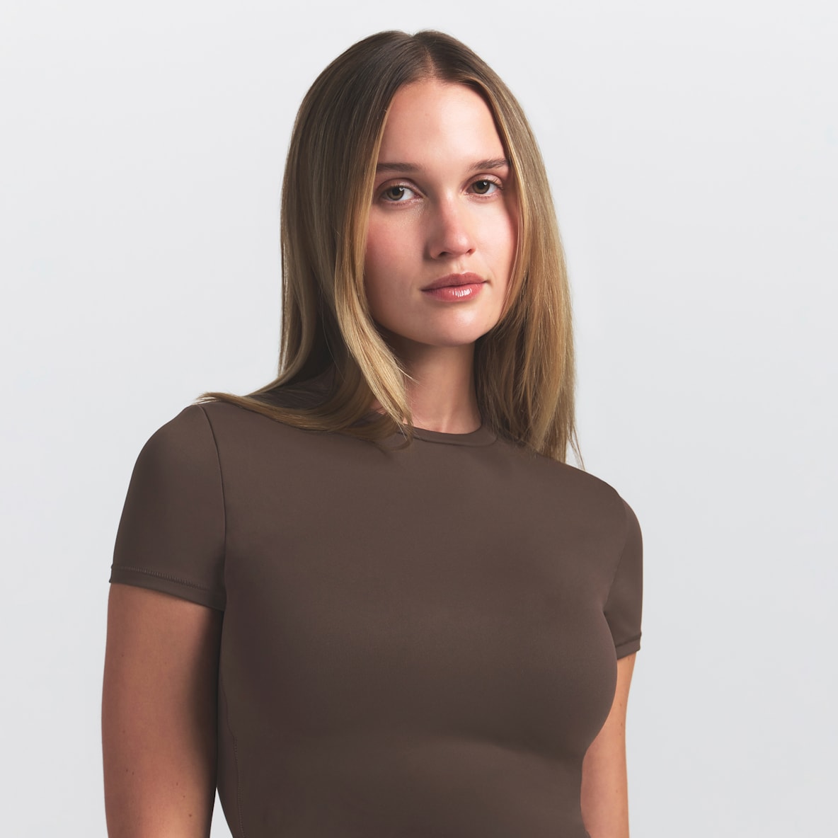 NikeSKIMS Matte Playera corta con almohadillas para mujer