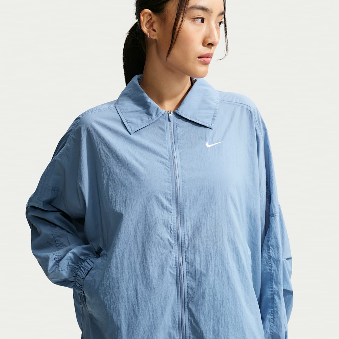 Nike Sportswear Chamarra ligera con protección UV oversized para mujer