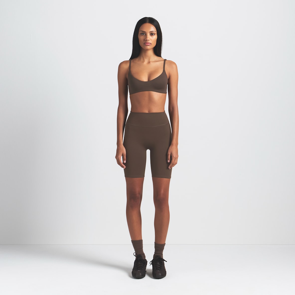 NikeSKIMS Matte Shorts de ciclismo de tiro alto de 18 cm para mujer
