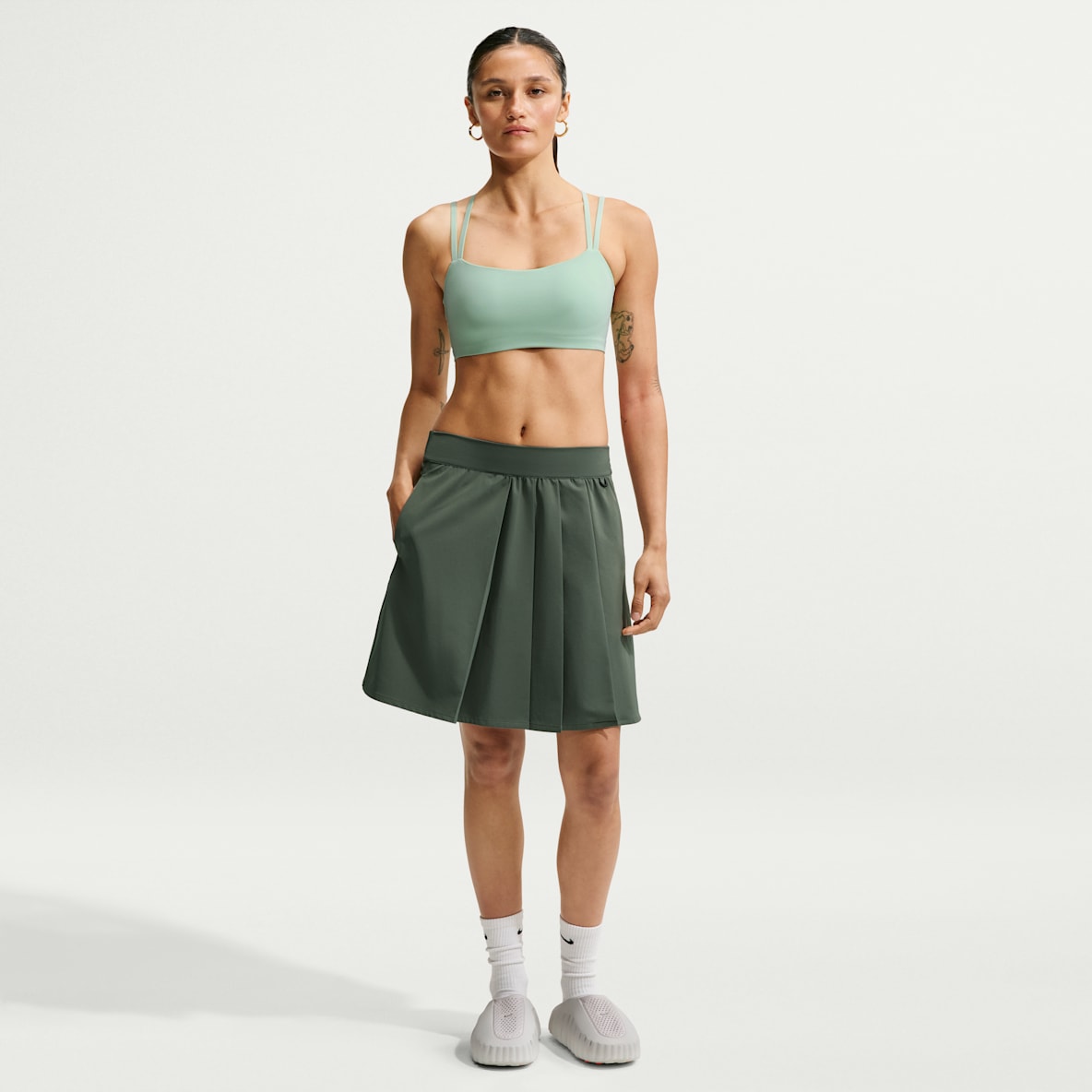Nike 24.7 PerfectStretch Falda plisada Dri-FIT de tiro alto con protección contra los rayos UV para mujer