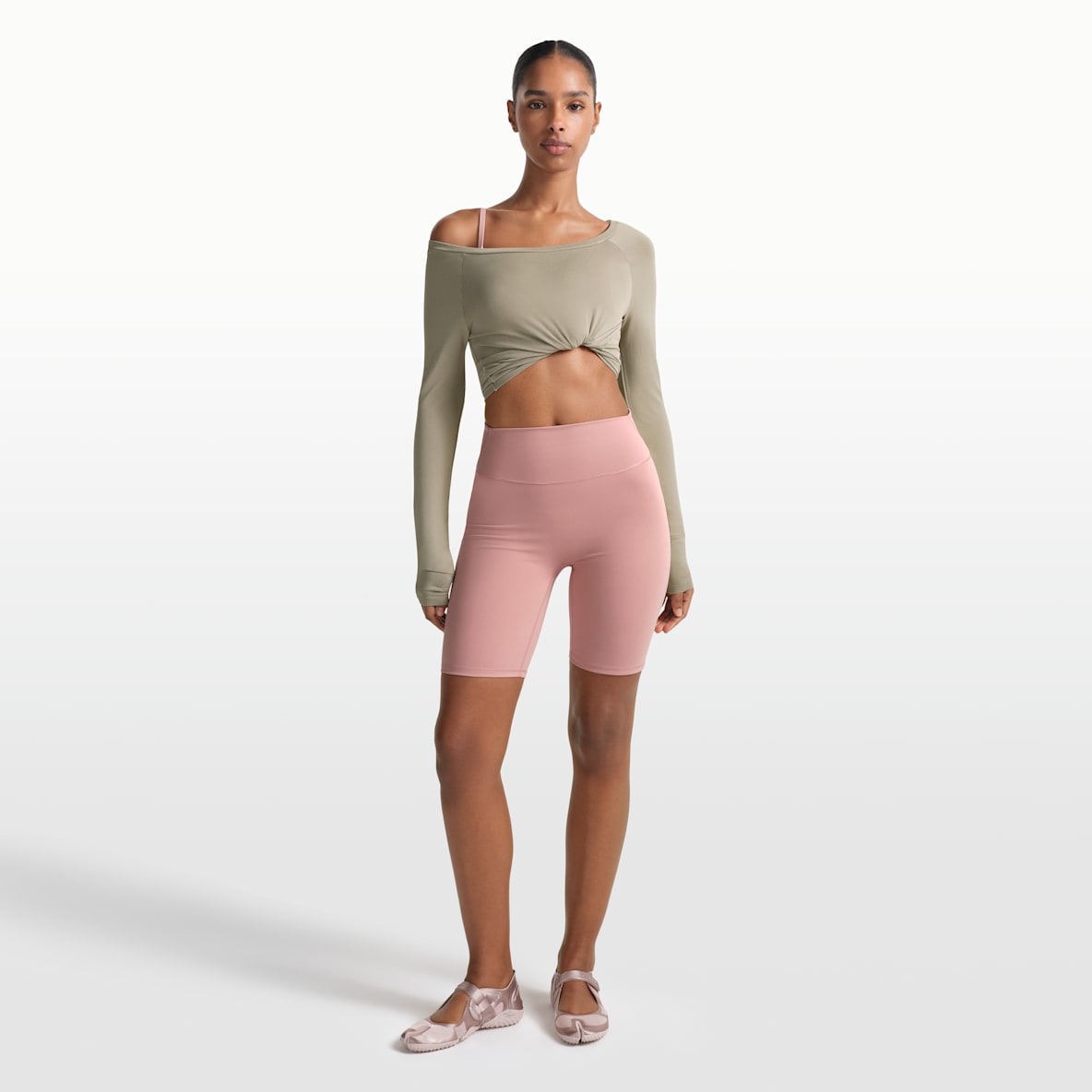 NikeSKIMS Matte Shorts de ciclismo de tiro alto de 18 cm para mujer